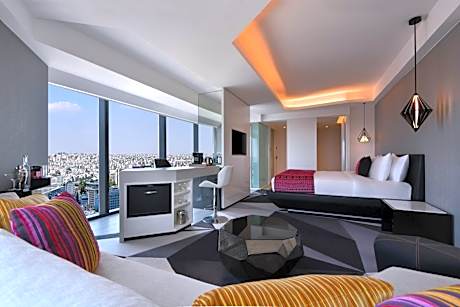 Premier Deluxe Guest Room, City View, 1 King Bed, Corner location