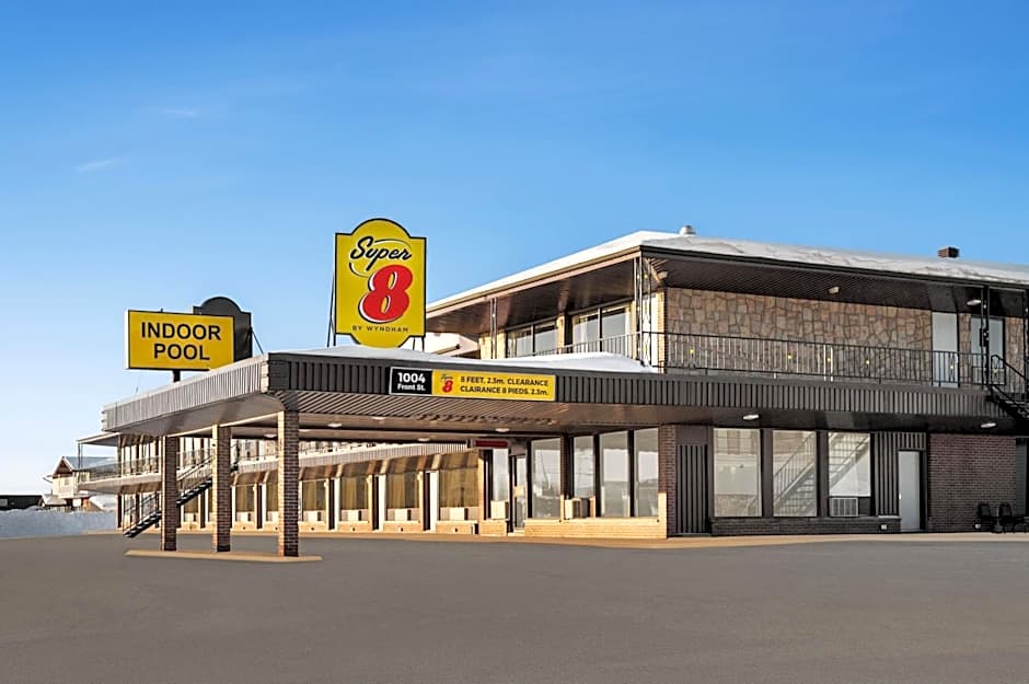 Super 8 by Wyndham Hearst ON
