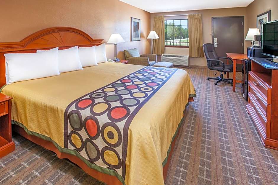 Photo 1 of 4 of 1 King Bed, Mobility Accessible, Nonsmoking
