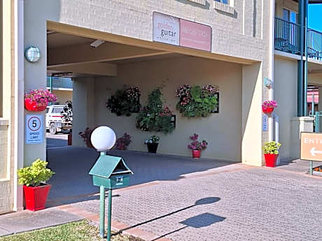 Golden Guitar Motor Inn