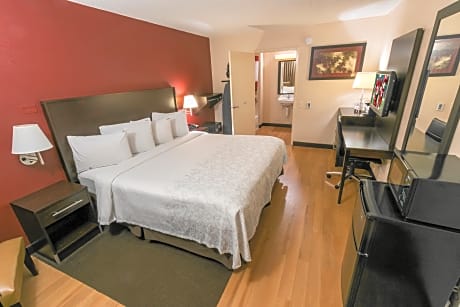 ADA Accessible Standard King with Roll-in Shower Smoke-Free