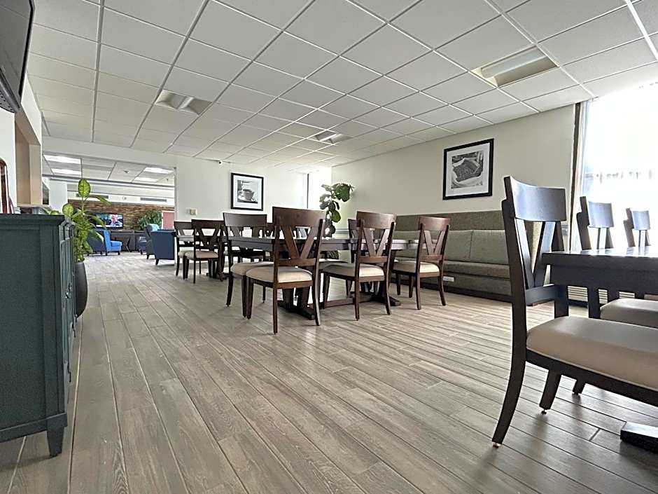 Clarion Inn & Suites Grand Rapids Airport