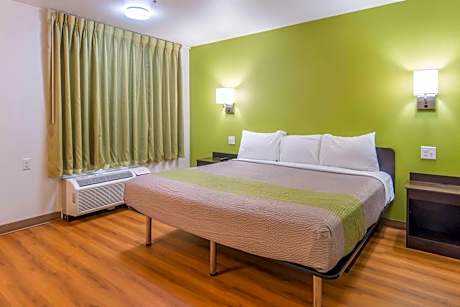 1 King Bed | Mobil Access Tub Nsmk Micfridg
