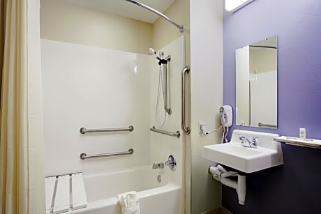 Queen Room with Bath Tub - Mobility Accessible/Non-Smoking