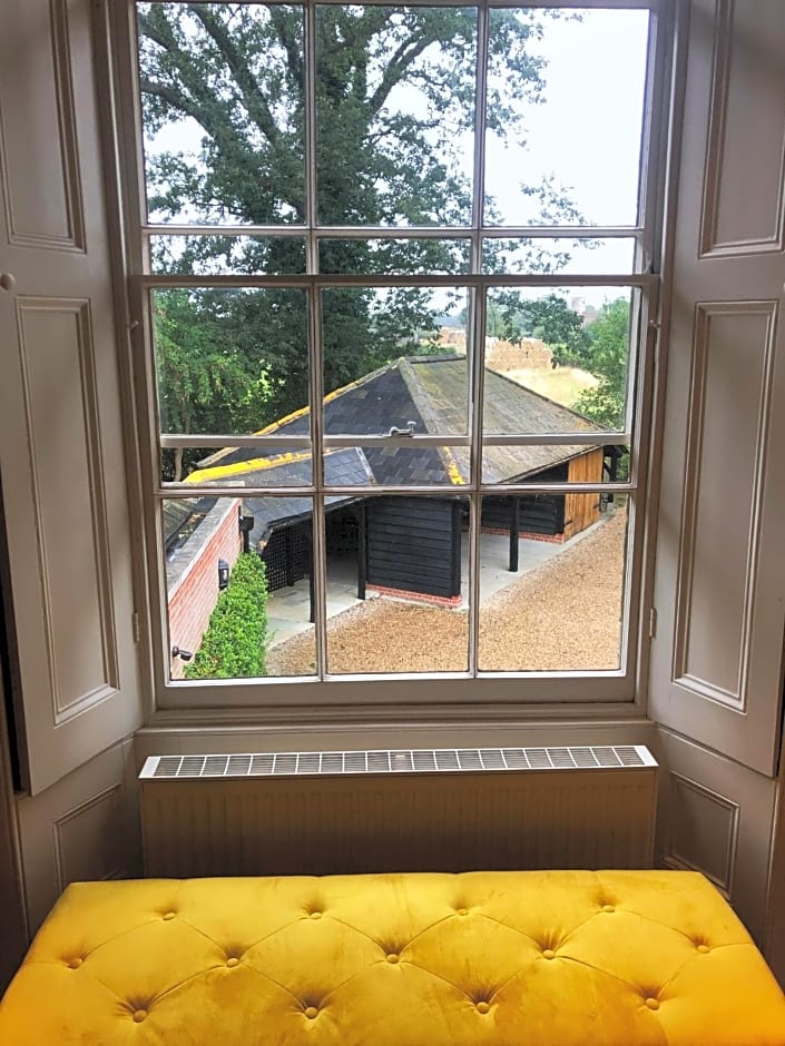 Somerleyton Meadows - The Hideaway Hut & Hot Tub