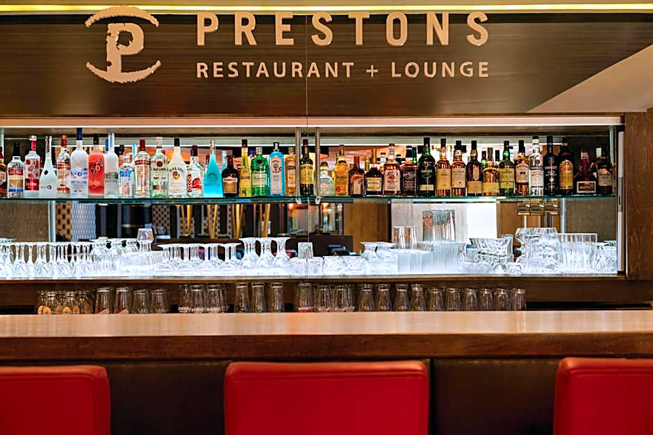 Coast Edmonton Plaza Hotel by APA