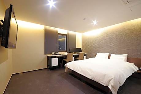 No Parking - Deluxe Double Room