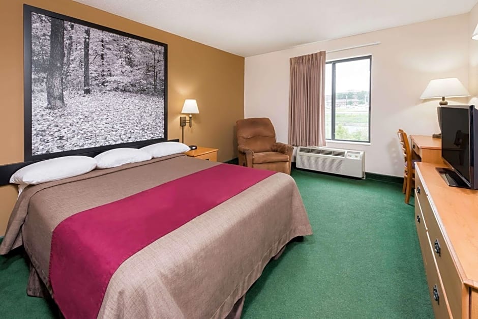 Super 8 by Wyndham Columbia Clark Lane