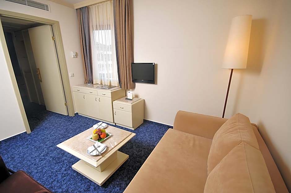 Class Hotel