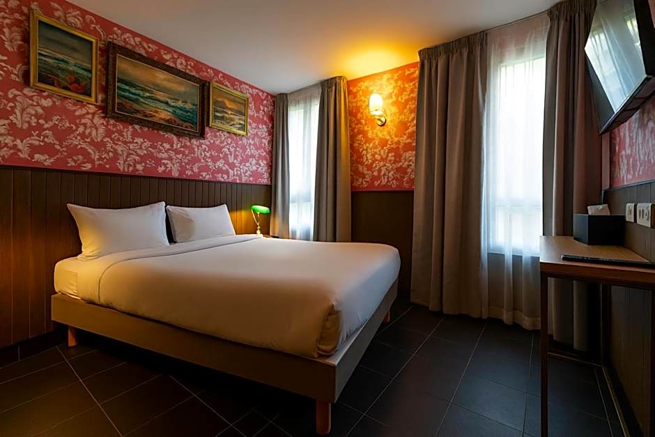 Walled off Hotel Paris