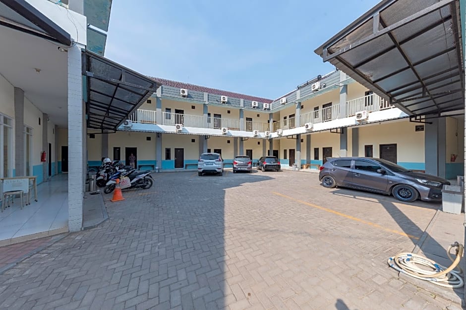 RedDoorz @ Kings Hotel near CSB Mall