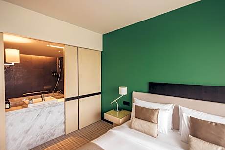 1 King Premium Club Lounge Access