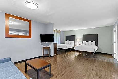 Suite with Mobility Accessible Tub