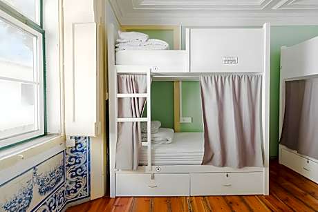 Bed in 8 Bed Mixed Dormitory Room with Private Bathroom