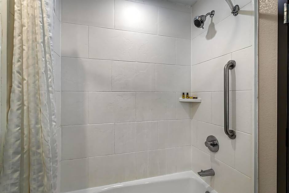 Best Western Plus Bay City Inn & Suites