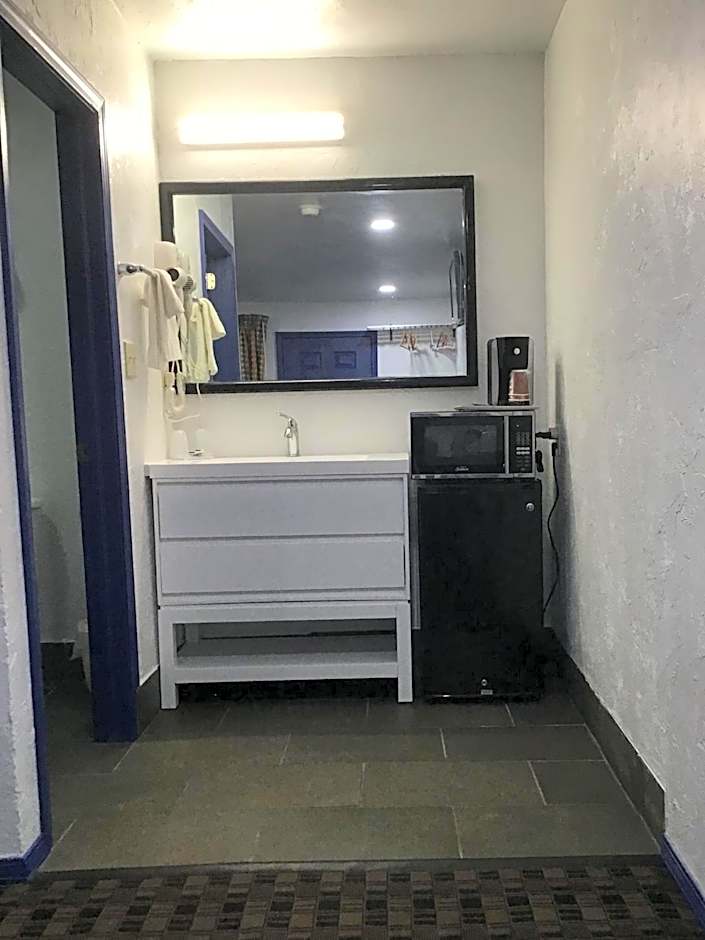 Budget Inn & Suites