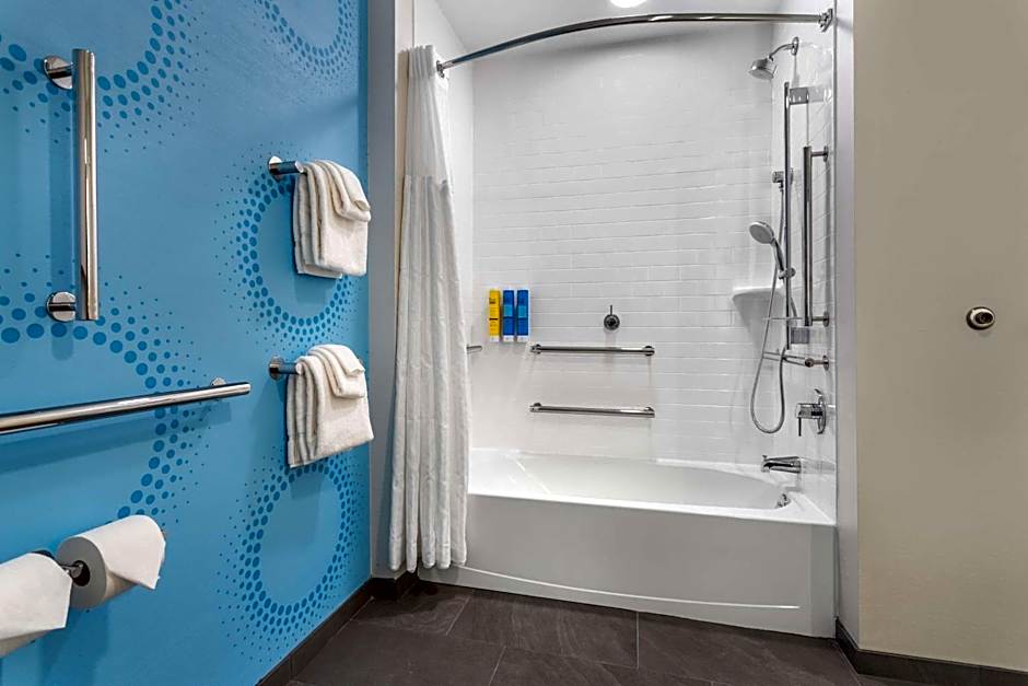 Tru by Hilton Janesville