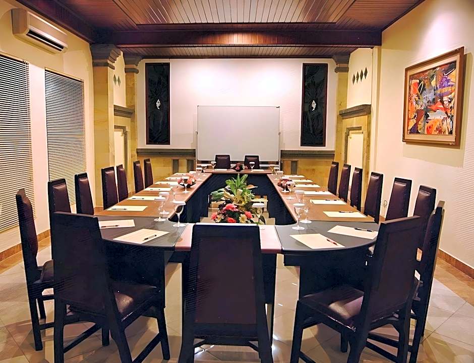 Super OYO Townhouse Oak Maxi Hotel Legian