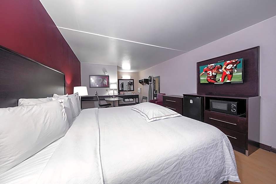 Red Roof PLUS+ Huntsville - Madison