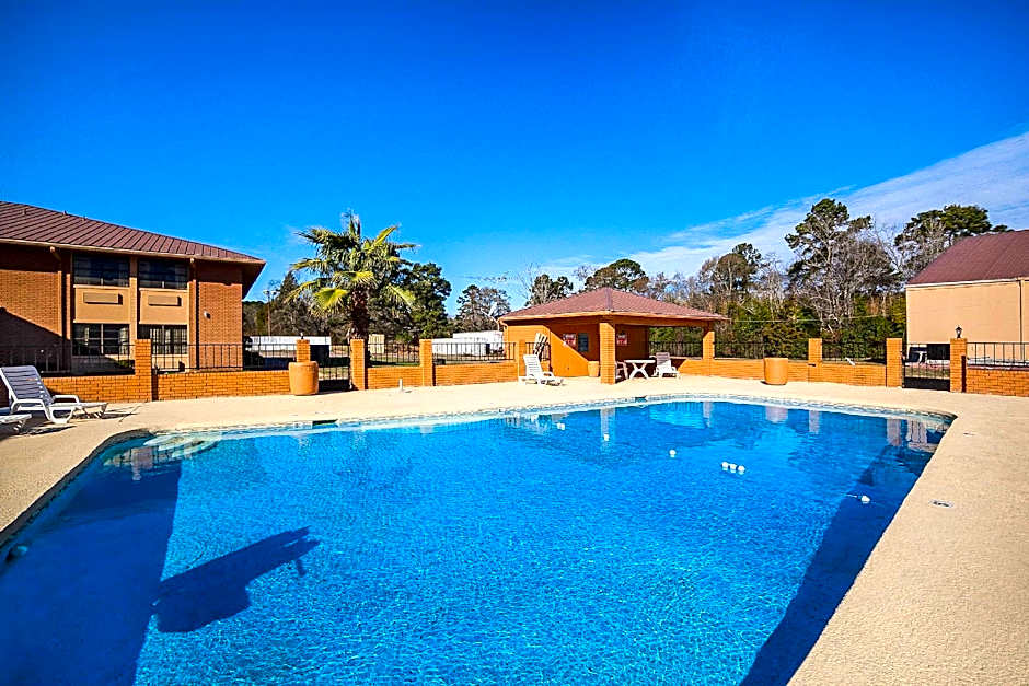 Clarion Pointe Marshall