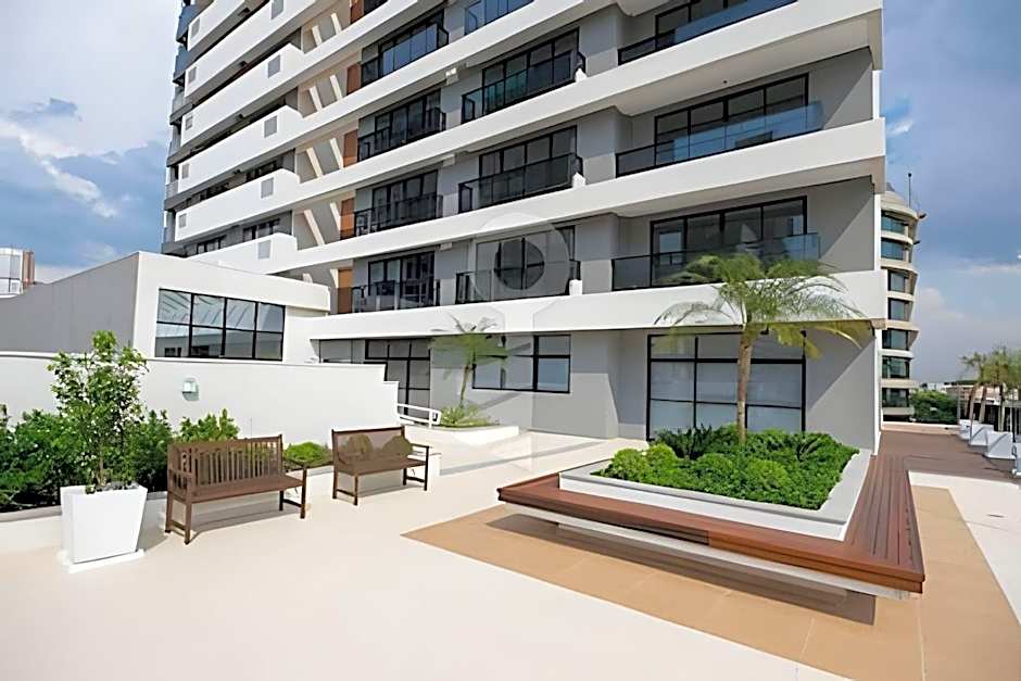 Apto em frente ao shopping com piscina aquecida