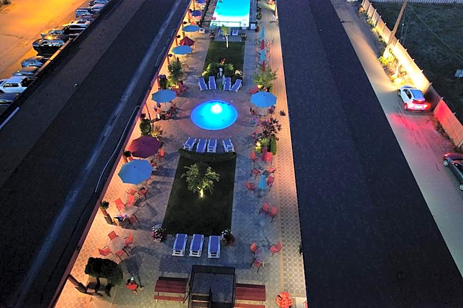 Sahara Courtyard Inn & Suites Osoyoos