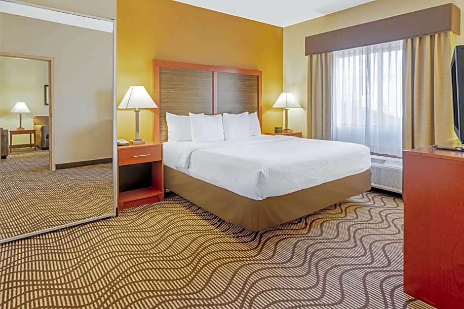 La Quinta Inn & Suites by Wyndham Midwest City - Tinker AFB