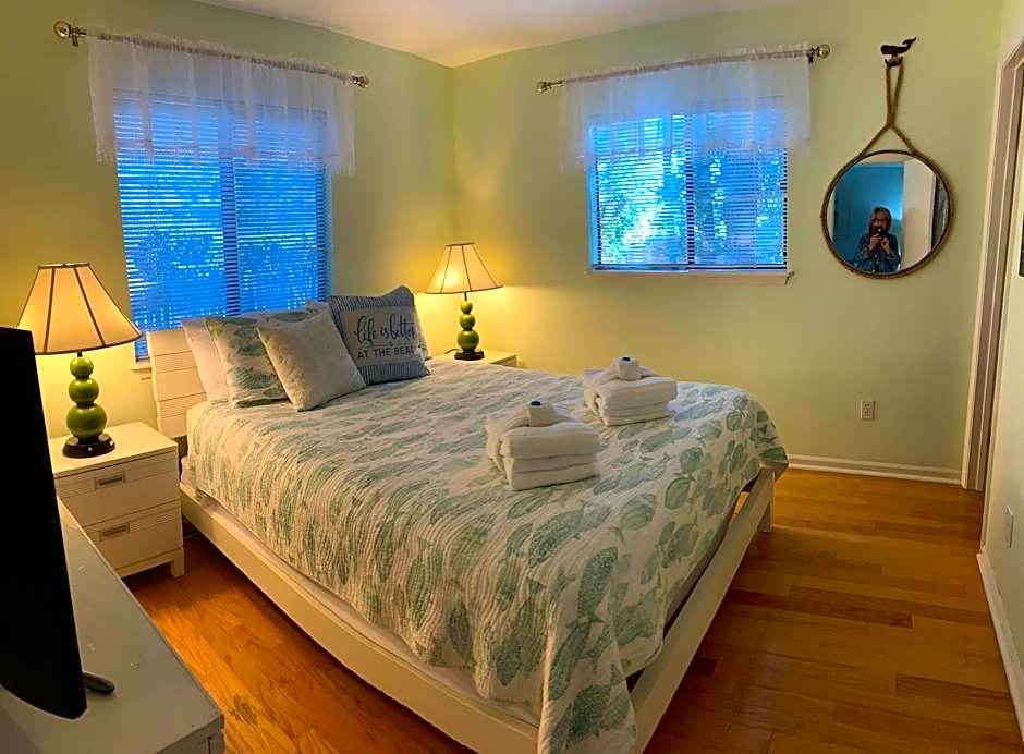 Beautiful Hilton Head Condo, Steps from Ocean, 1st Floor, 2bd / 2ba, and more!