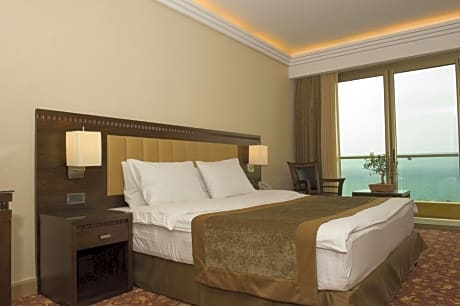 Grand Deluxe Room King Bed Sea View with balcony