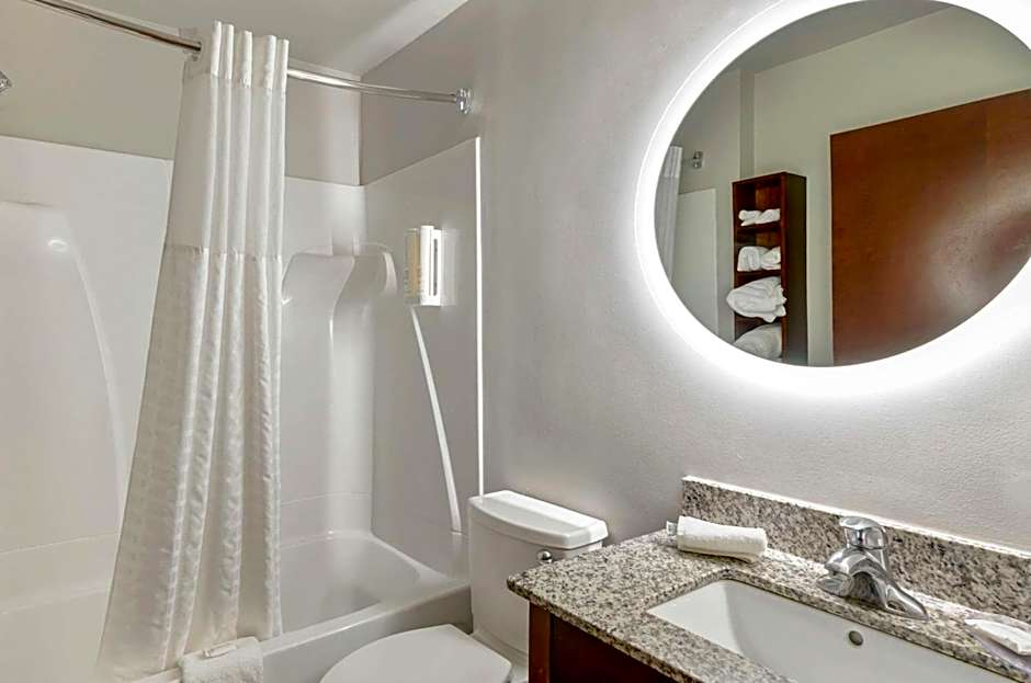 Clarion Pointe Staunton East