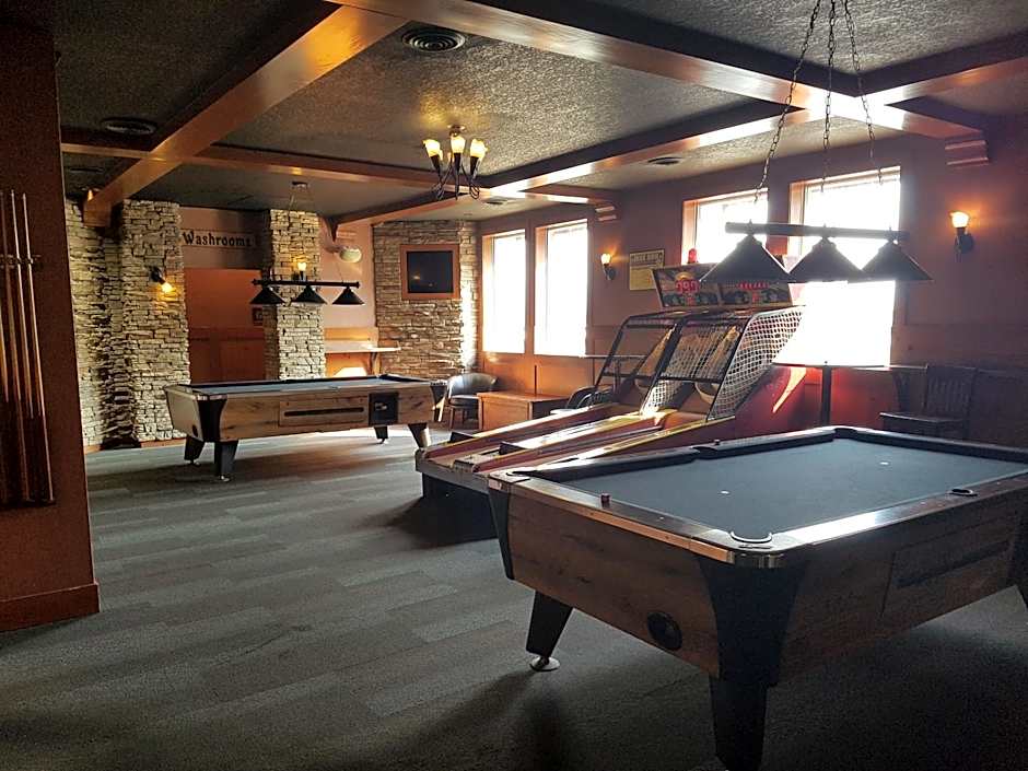 Twin Pine Inn & Suites