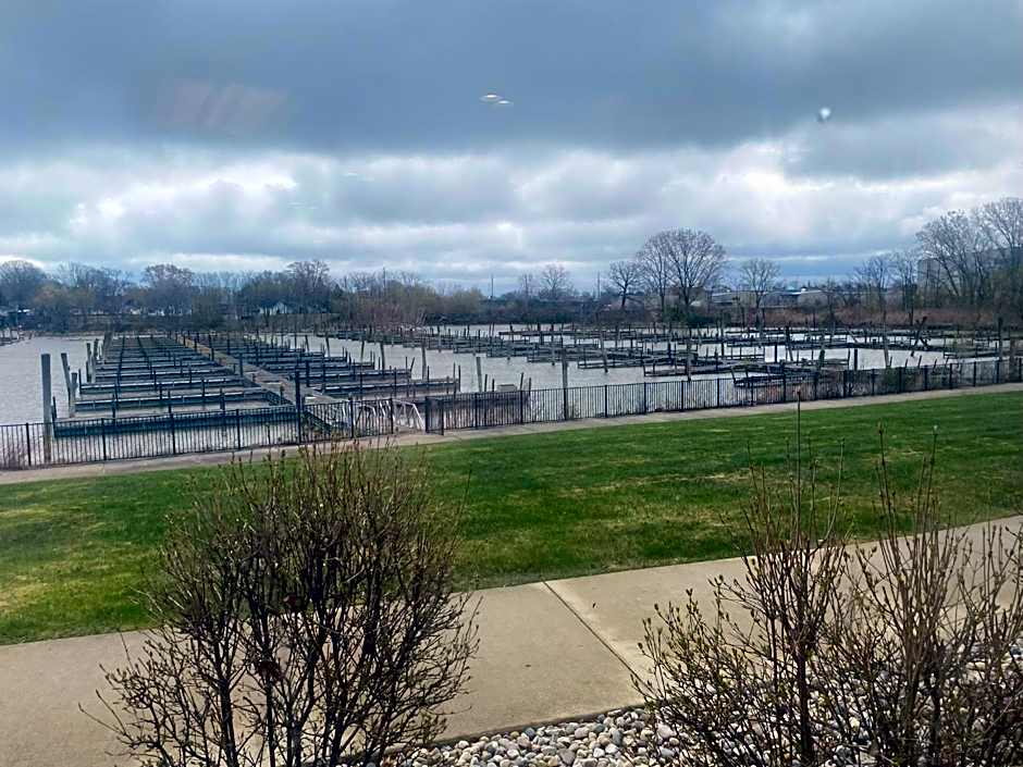 Holiday Inn Express & Suites Port Huron By IHG