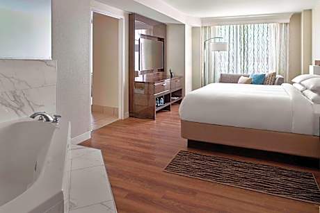 Larger Suite, 1 King, Non-Private Sofa bed, Suites Tower, Whirlpool