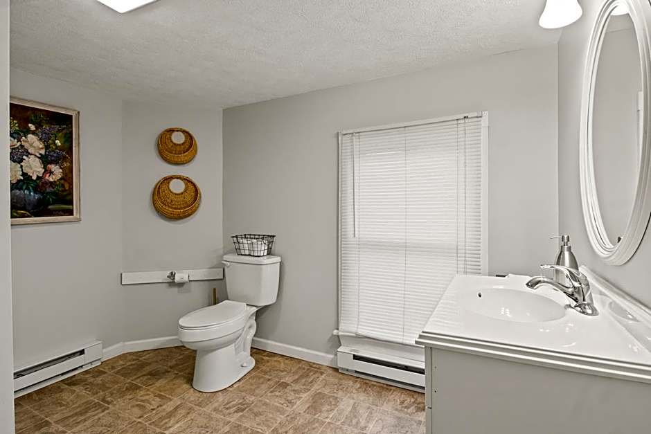 Walk To Parks, Dining & Lake! Game Room! Hot Tub!