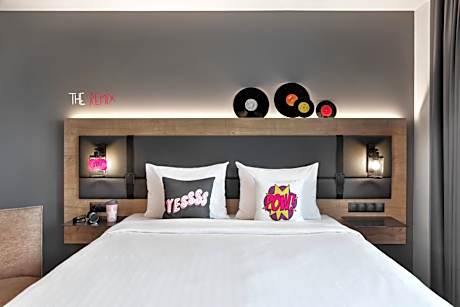 Moxy Superior, Guest room, 1 Queen, Street view