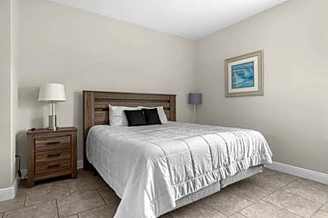 Home five bedrooms with private pool