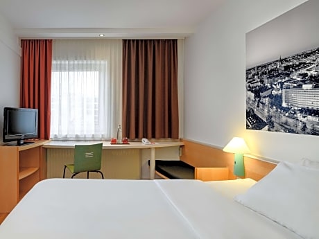Standard Room with one double bed