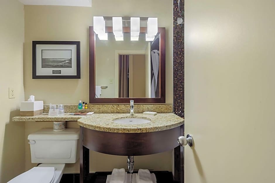 Best Western Premier Denham Inn & Suites