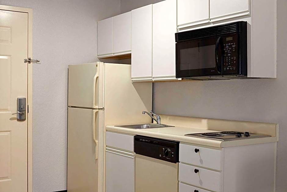 Days Inn & Suites by Wyndham Green Bay WI.