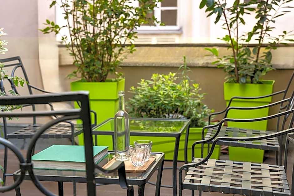 Midnight Hotel Paris