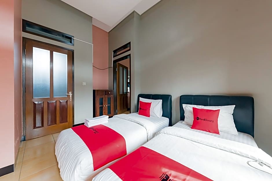 RedDoorz Syariah near Politeknik Negeri Bandung Campus