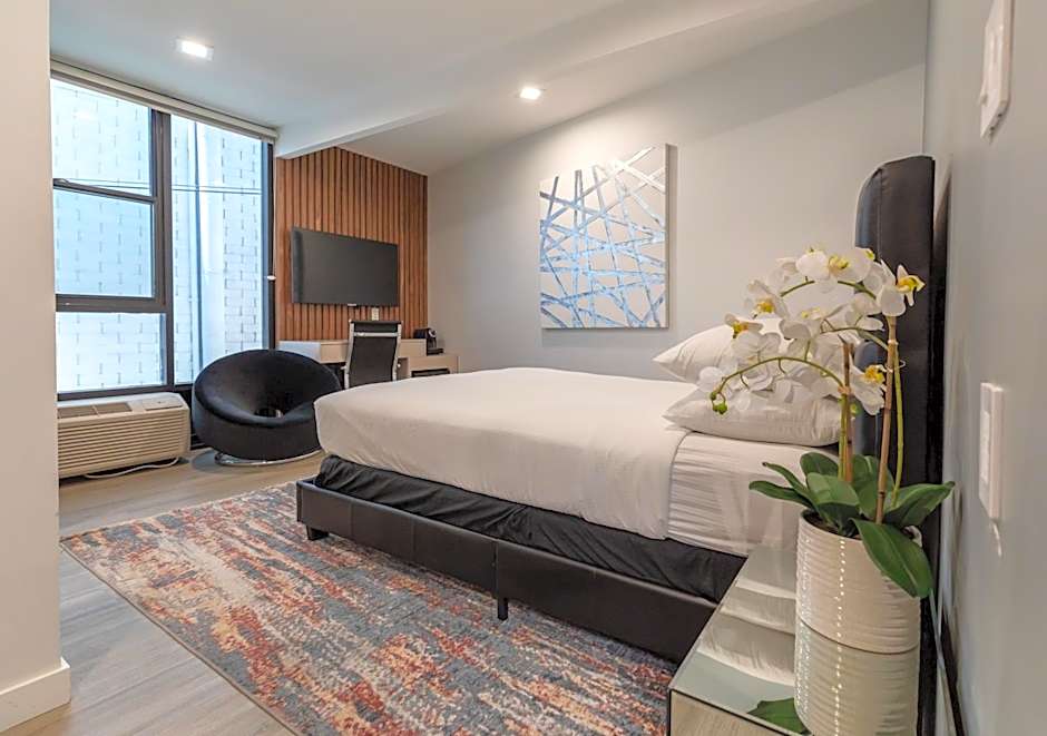 Photo 1 of 7 of Deluxe 1 Queen Bed