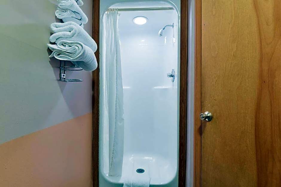 Casa Loma Inn & Suites by OYO Davenport IA near I-80