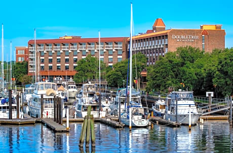 DoubleTree by Hilton New Bern - Riverfront