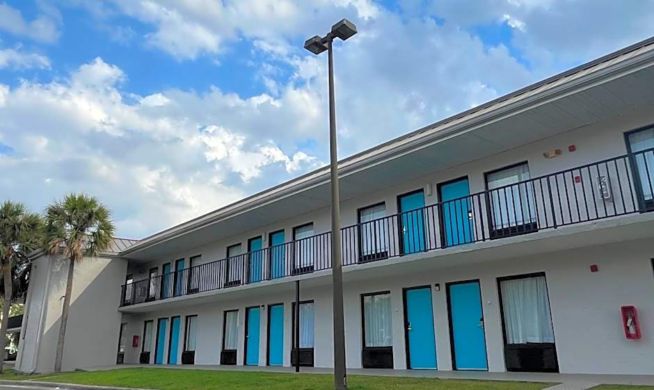 Clarion Inn & Suites Kissimmee-Lake Buena Vista South