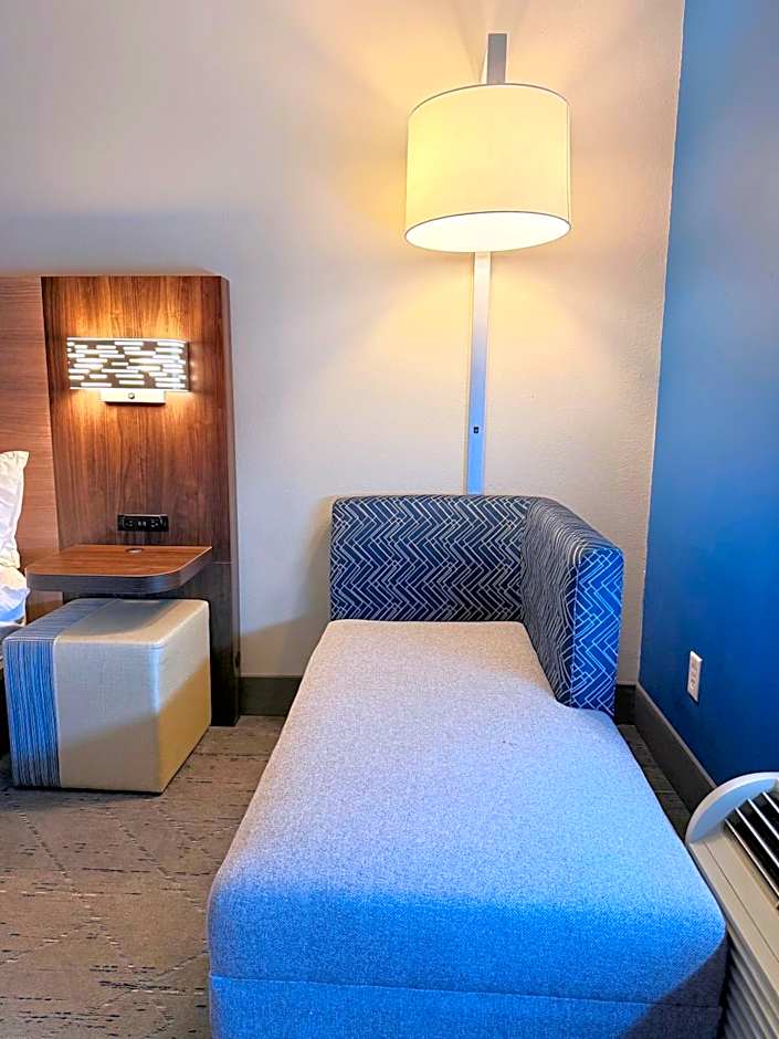 Holiday Inn Express Kenedy By IHG