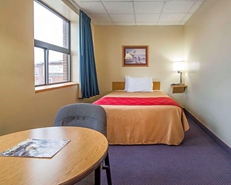 1 Queen Bed, Senior Room, Nonsmoking, Accessible