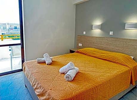 One-Bedroom Apartment with Side Sea View