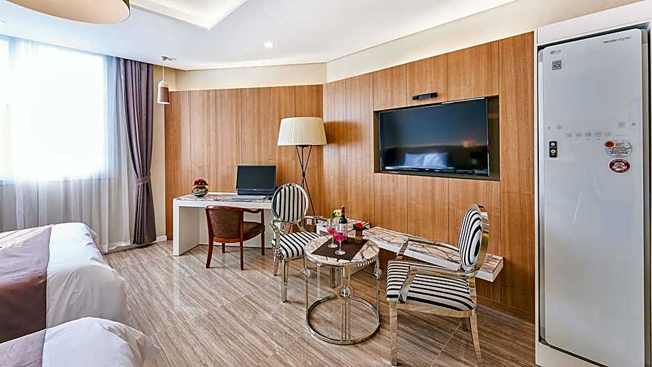 Aura Business Hotel