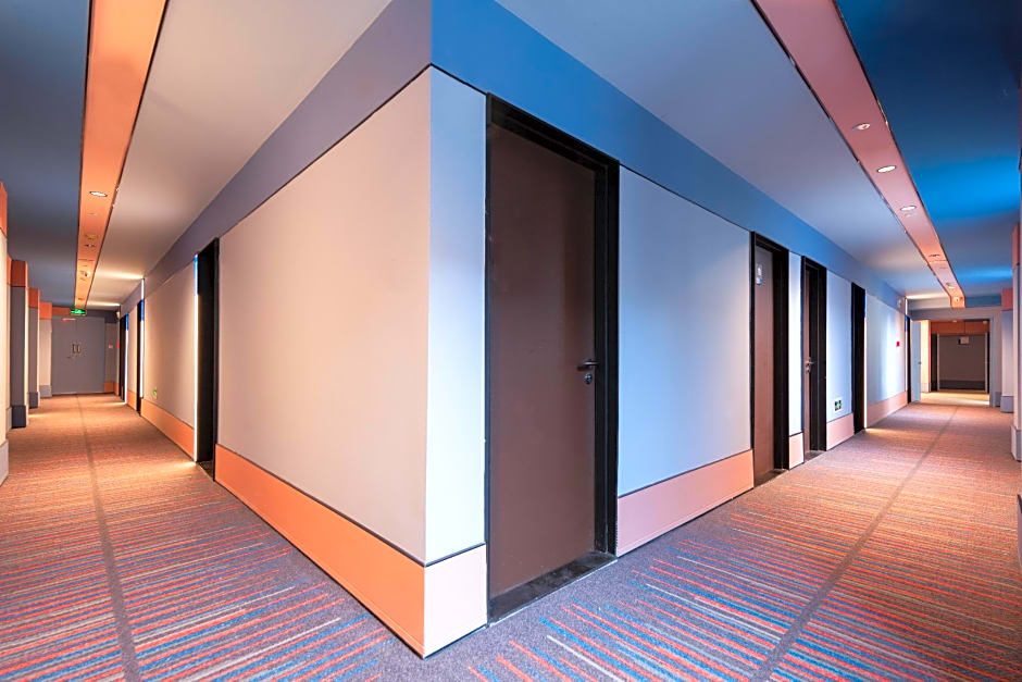 Hanting Hotel Wuhan Hongshan Square Metro Station